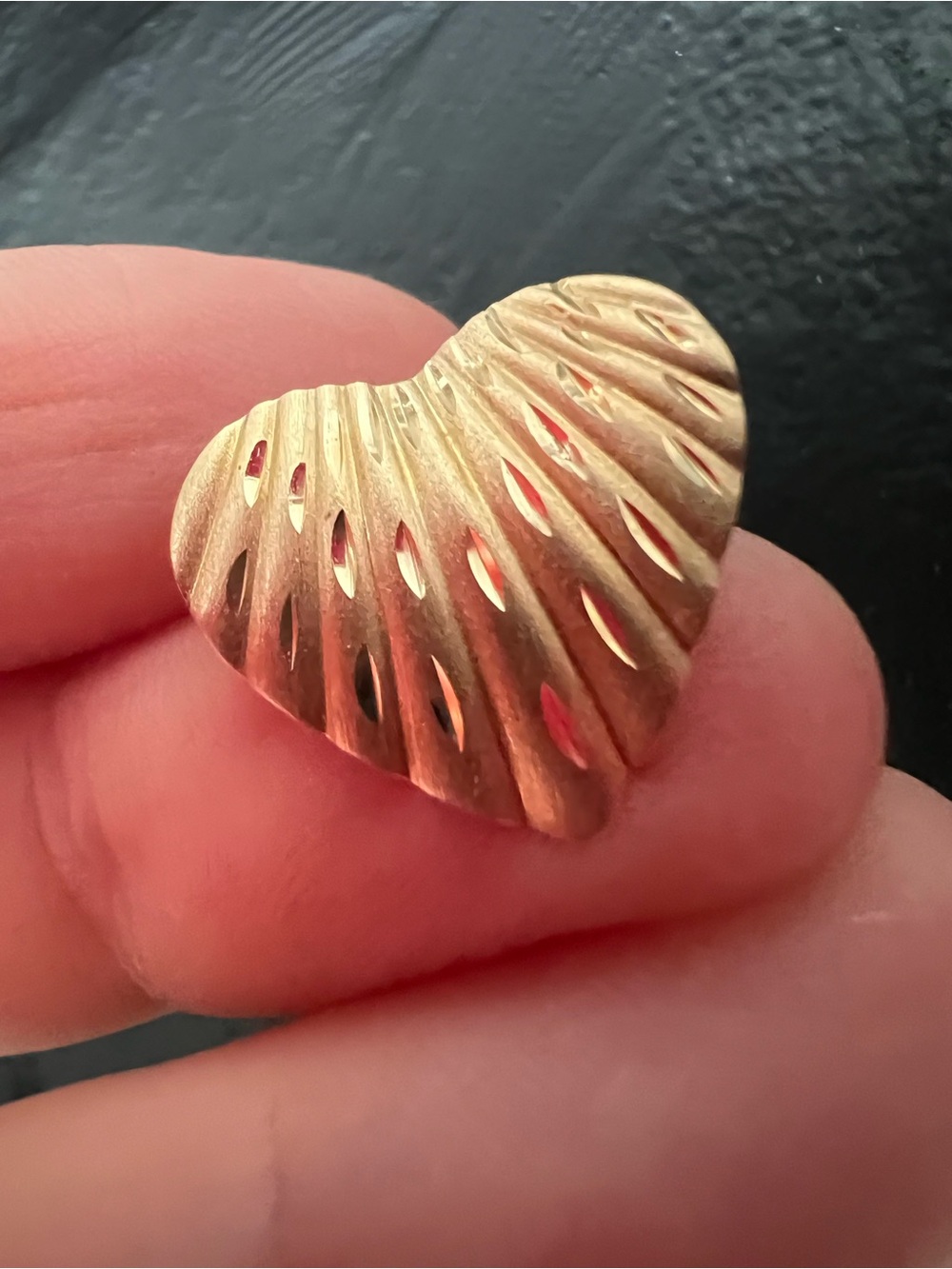 14k solid yellow gold heart earrings 0.9 grams Ribbed stud vintage estate - Picture 11 of 11